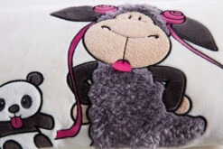 Nici 40869 Kissen Jolly Mäh Schaf Jolly Juicy Zungebleck +Panda 43x25cm Plüsch -Nici Günstiges Plüsch Geschäft 40869 ansicht 01 2048x1365