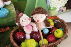 Nici 44054 Igelmädchen Hedda Ca 20cm Plüsch Kuscheltier Schlenker Forest Friends -Nici Günstiges Plüsch Geschäft 44057 03 Milieu 44058 2048x1365