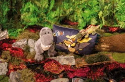 Nici 48816 Dinosaurier Tony-Rex 45cm Stehend Plüsch Kuscheltier Dino T-Rex GREEN -Nici Günstiges Plüsch Geschäft 48810 13 48819 Milieu 2048x1331 3